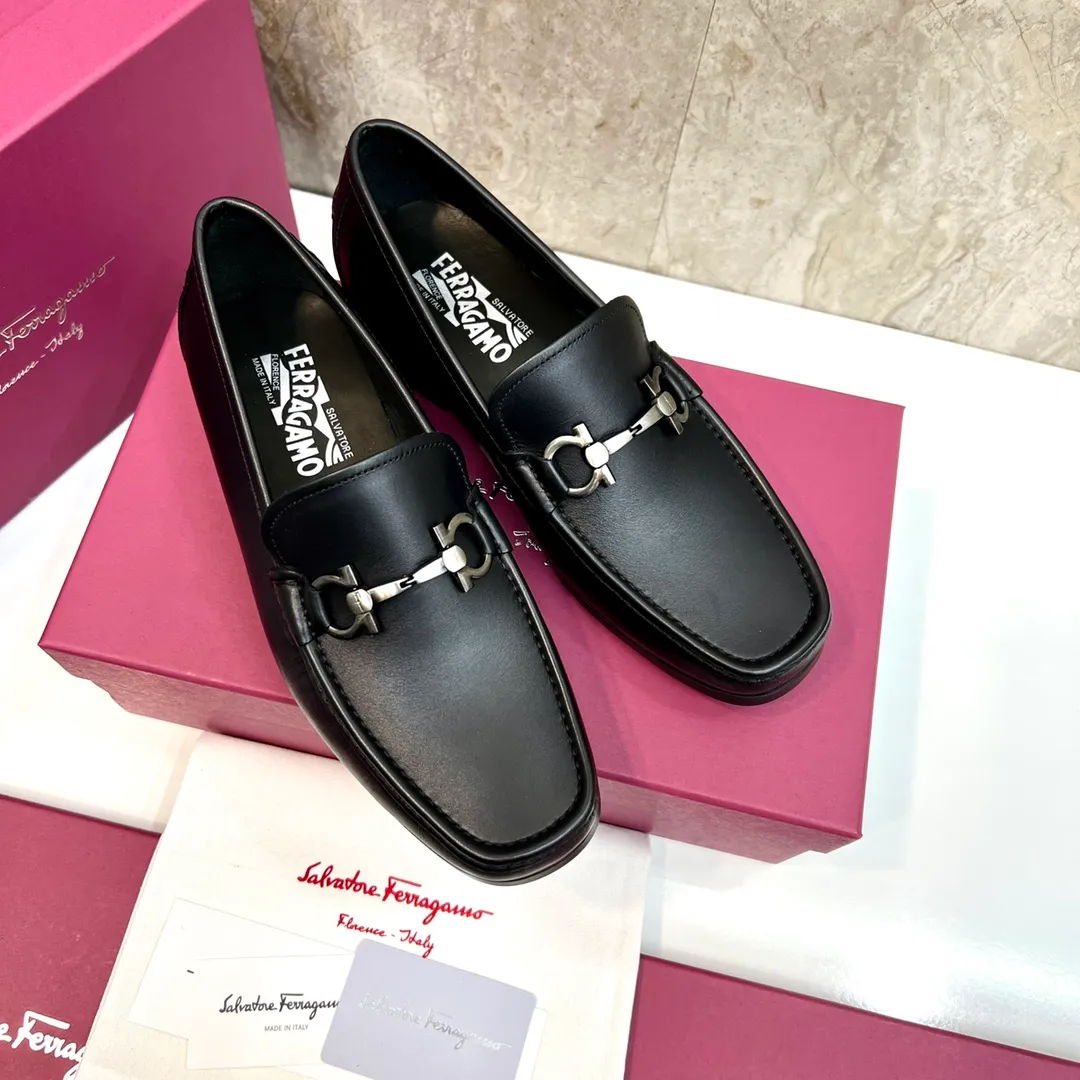 Original quality P780 Brand: Ferragamo Standard size: Men's size 39–44 (38.45 can be customized) Grade: Same style as the official website High-quality men's shoes Material: Customized first-layer calfskin with water-dyed cowhide lining Cowhide tiptoe Original non-slip and wear-resistant rubber outsole Style category: Men's formal business leather shoes are young and fashionable European and American trends British style Casual matching and comfortable feet Color: actual picture